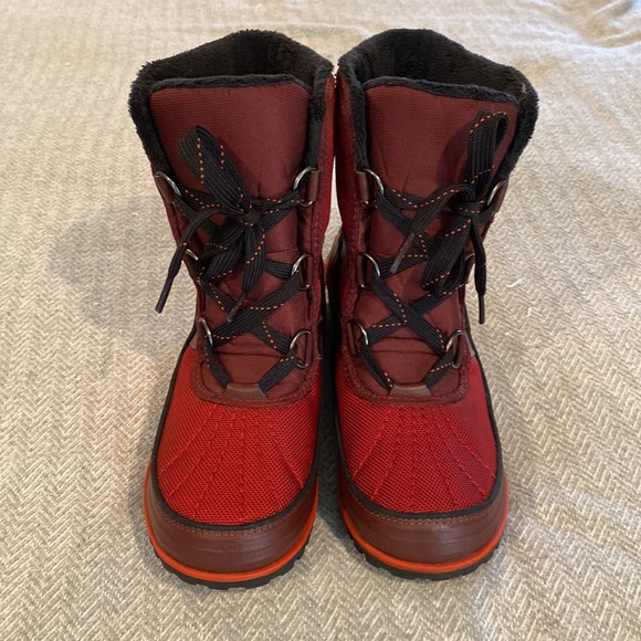 Adorable Snow ❄️🥾 - Picture 2 of 6